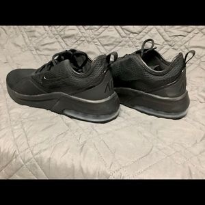 MENS 9.5 NIKE AIR MAX.  WORN 1. IN EXCELLENT CONDITION. GREAT CASUAL SNEAKERS